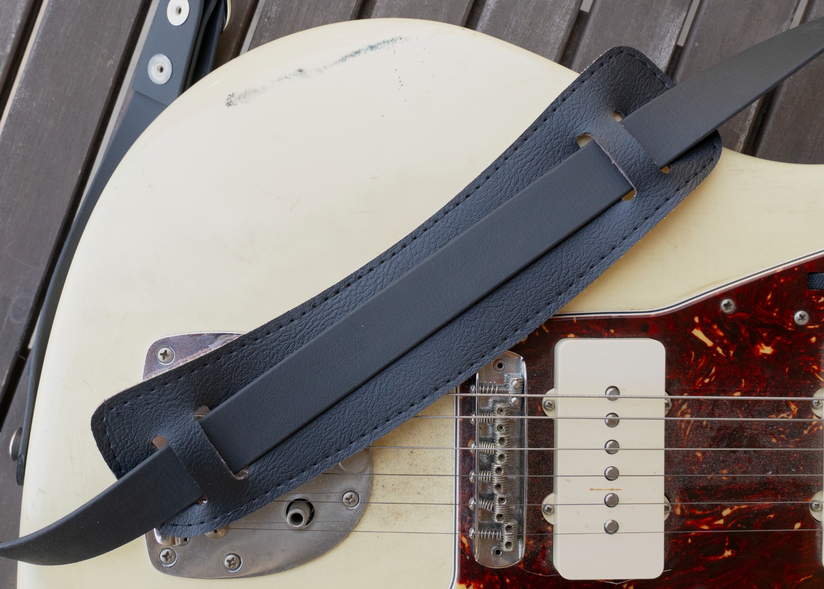 The Slim Vintage guitar strap with shoulder pad worn on a Fender Jazzmaster