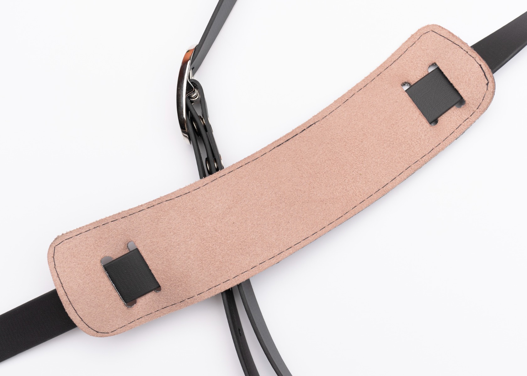 The removable shoulder pad with faux suede underside included with the Slim Vintage strap