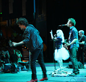 Blondie Plays At of Wight Festival Tommy Wears Skullphone Strap!