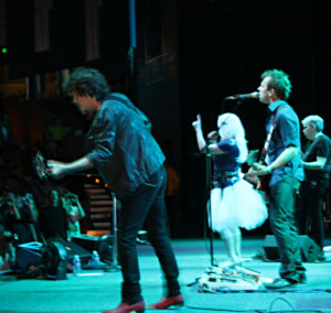 Blondie Plays At of Wight Festival Tommy Wears Skullphone Strap!